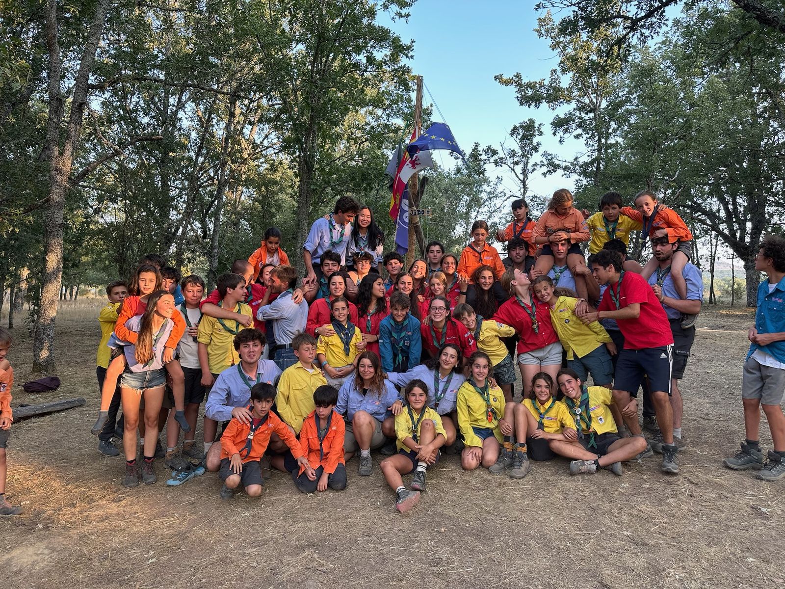 Foto de grupo de todas las unidades durante el campamento de verano