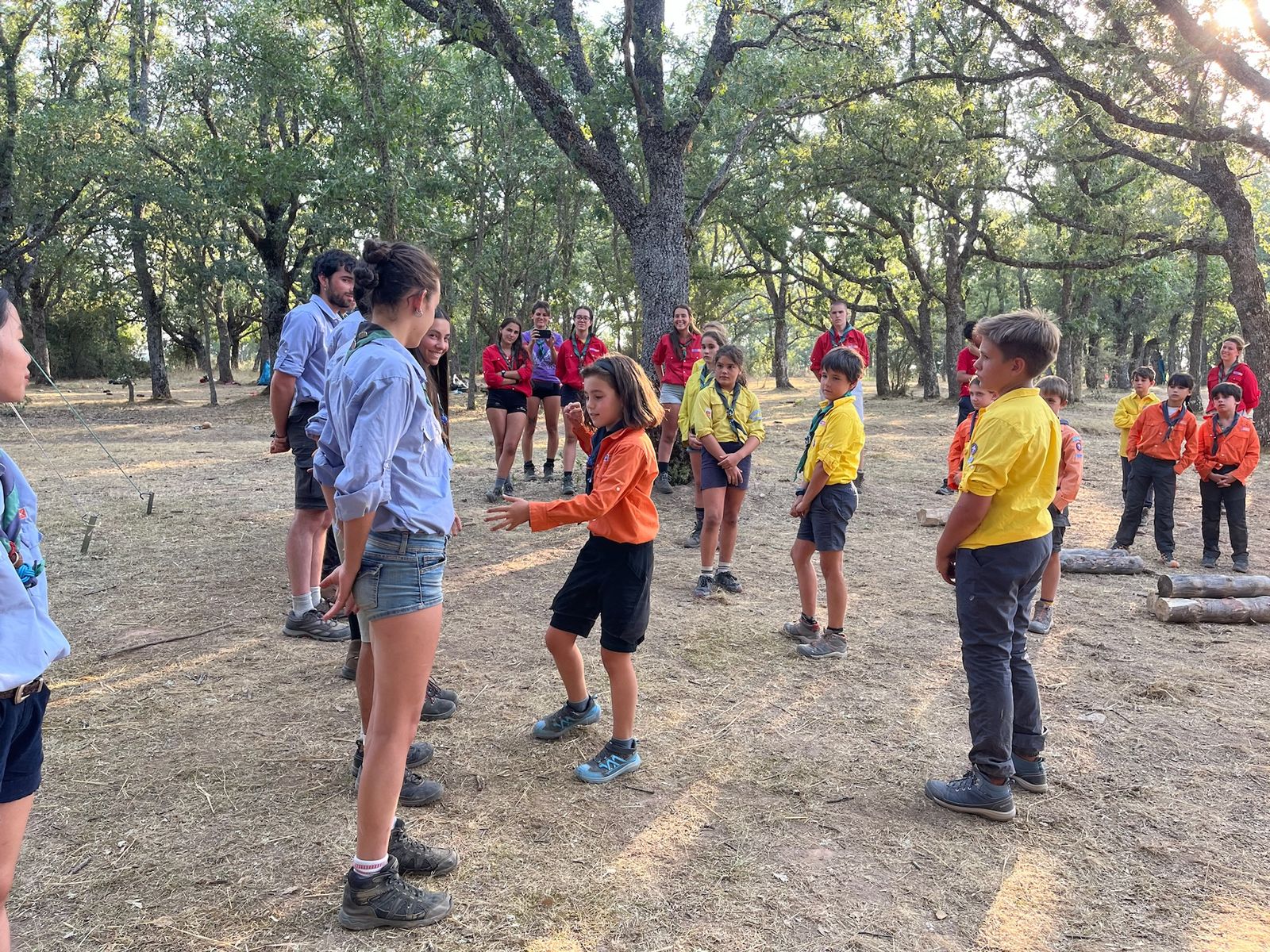 Juego en corro con las unidades al aire libre