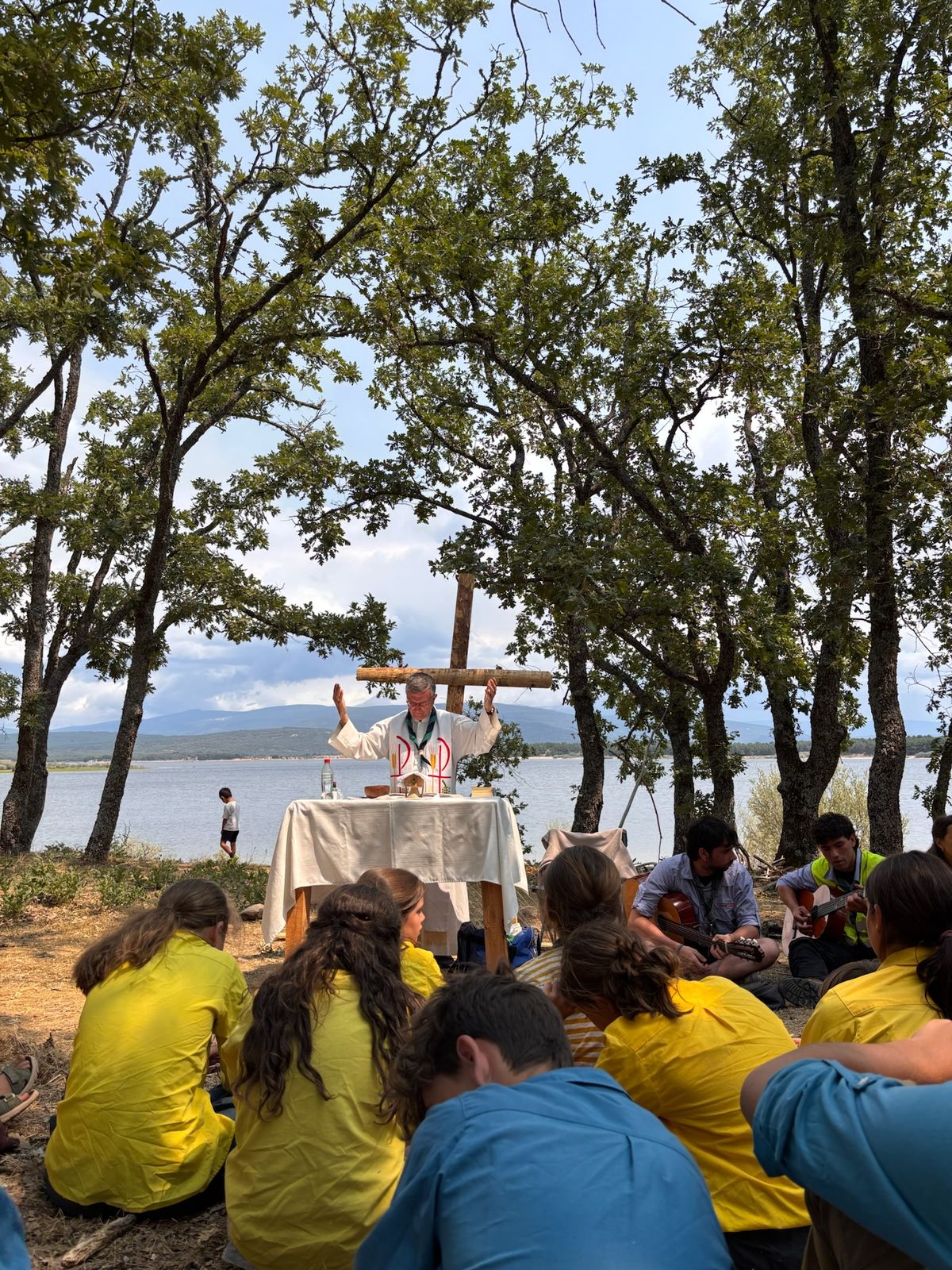 Eucaristía celebrada al aire libre junto al lago